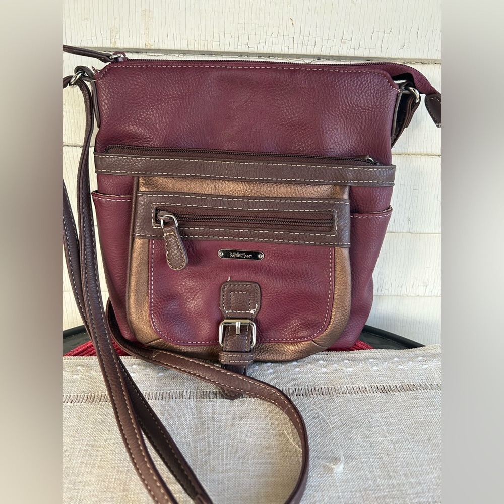 MULTI SAC PURPLE CROSSBODY. EUC